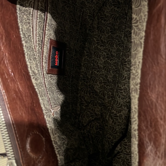 Hobo brand bag with double zipper and large center compartment - Picture 3 of 4